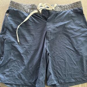 Vuori Evolution Board Swim Shorts Micro Dot Pattern Navy Zip Pocket Sz 34
